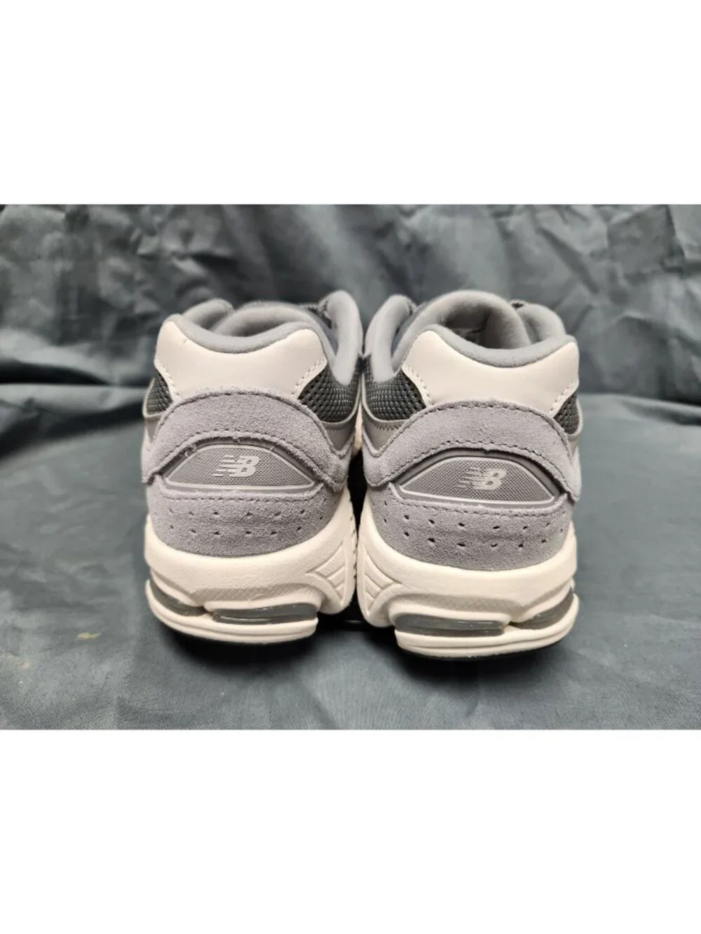 New Balance 2002 (GS) Sneakers Suede GC2002ST Grey Boys Size 4 NEW IN BOX!